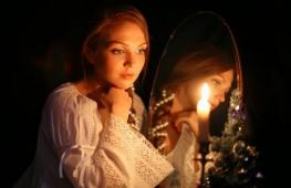 La bonne aventure à Noël à la maison : sur les miroirs, les cartes, les bougies, la cire et autres