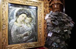 Akathista blahoslavené Panny Marie před ikonou 
